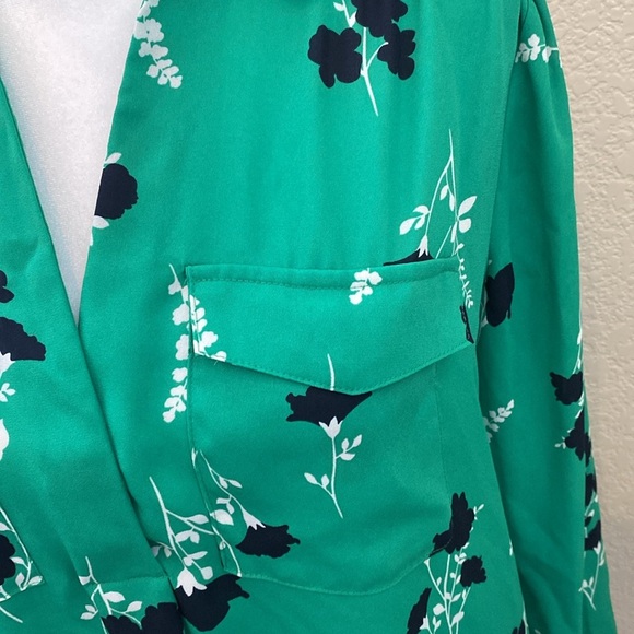 Ann Taylor Green Floral Blouse. Navy and white pattern. Size S. Collared, v-neck - Picture 5 of 12